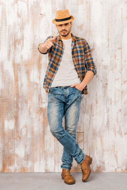 Handsome man looking and pointing at camera - 写真・画像
