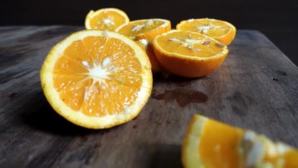Une orange est un fruit de diverses espèces d'agrumes de la famille des Rutaceae il se réfère principalement à Citrus sinensis, qui est également appelé orange douce - Séquence, vidéo
