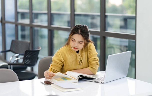 portrait of Asian female student studying at university library - Foto, imagen
