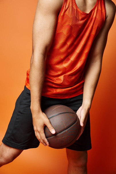Веселый атлетичный африканский американец в спортивной форме с руками акимбо радостно улыбается в камеру, баннер - Фото, изображение