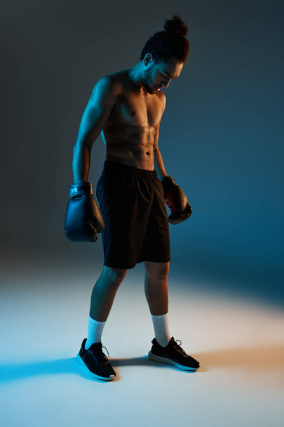 alegre atlético afro-americano homem em sportwear com braços akimbo sorrindo alegremente para câmera, banner - Foto, Imagem