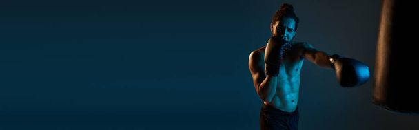 joyeux athlète afro-américain en vêtements de sport avec les bras akimbo souriant joyeusement à la caméra, bannière - Photo, image