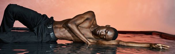 σαγηνευτικός Αφροαμερικάνος με βρεγμένο παντελόνι ξαπλωμένος στην επιφάνεια του νερού με κλειστά μάτια, φώτα, πανό - Φωτογραφία, εικόνα