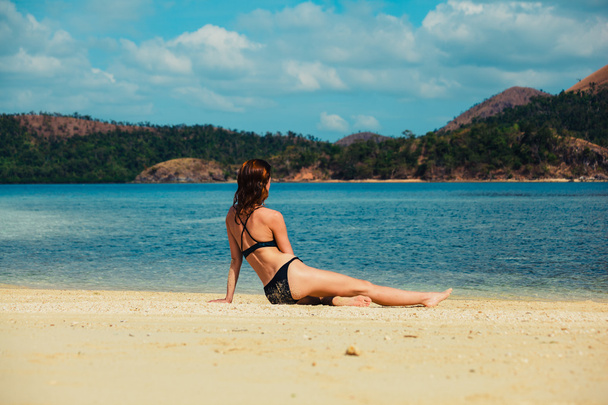 Mulher bonita relaxante na praia tropical
 - Foto, Imagem