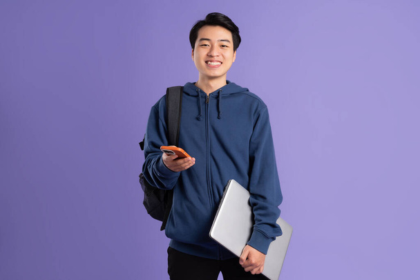 Asiático macho estudiante retrato en púrpura fondo - Foto, imagen