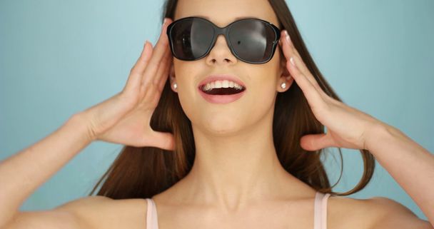 Mignon vivace femme dans les lunettes de soleil
 - Photo, image