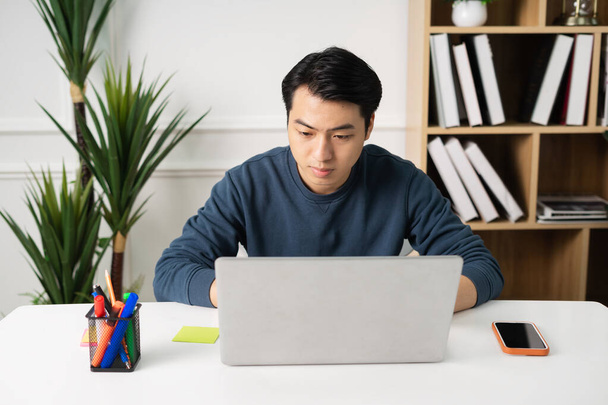 imagem de homem asiático sentado em casa trabalhando - Foto, Imagem