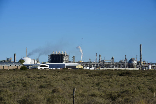 Průmyslová zařízení argentinského petrochemického průmyslu, Patagonie, Argentina. - Fotografie, Obrázek