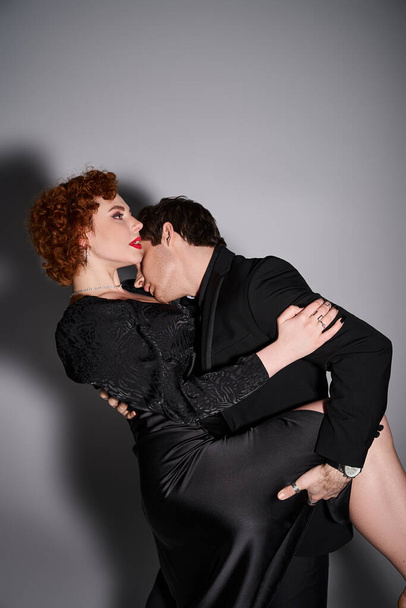 pohledný muž drží svou krásnou přítelkyni pevně a připraven líbat vášnivě, sexy pár - Fotografie, Obrázek
