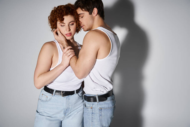 séduisant amour homme et femme en tenue décontractée câlins avant embrasser passionnément, couple sexy - Photo, image