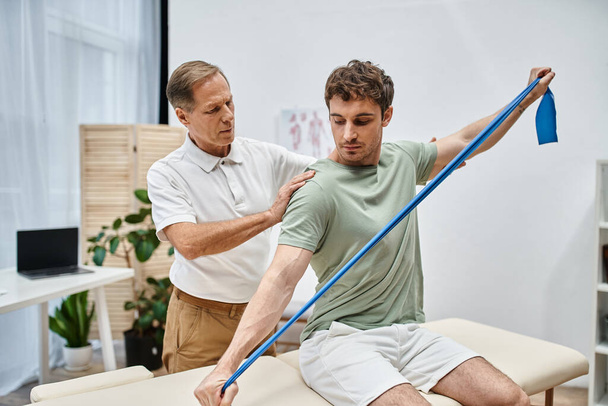 bell'aspetto medico maturo controllare le ginocchia del suo paziente in ospedale, concetto di riabilitazione - Foto, immagini