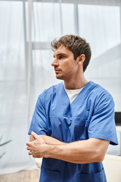 hyvännäköinen kypsä lääkäri tarkkailee potilaan polvia sairaalassa, kuntoutuskonsepti - Valokuva, kuva
