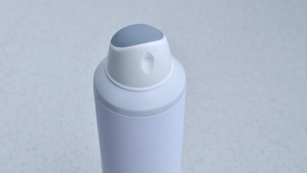 Close-up do spray desodorizante exibindo um design elegante, ideal para projetos que destacam estilo e cuidados pessoais. - Filmagem, Vídeo