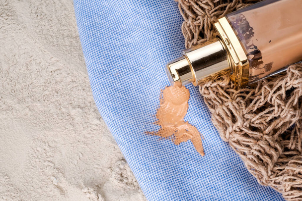 Mancha suja de creme derramado em roupas na praia. Conceito de mancha suja da vida diária. vista superior. Foto de alta qualidade - Foto, Imagem