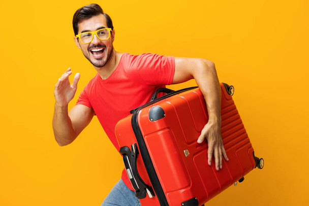 Путешественник отпуск путешественник желтый полет студии образ жизни чемодан тур пространство багажа копия задний билет билет поездки багажа выходные счастливый хипстер отпуск парень желтый - Фото, изображение