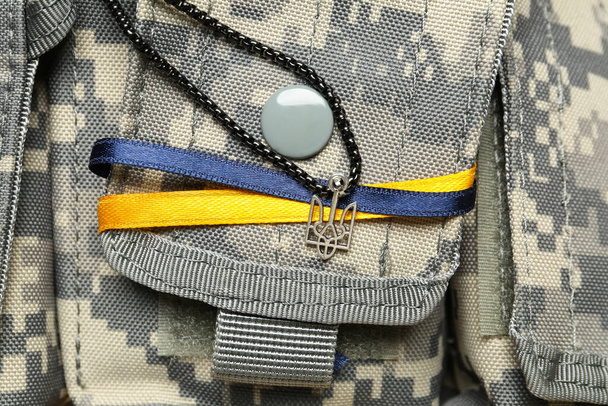 Kette mit ukrainischem Wappen, Bänder auf Militärtasche, Nahaufnahme - Foto, Bild
