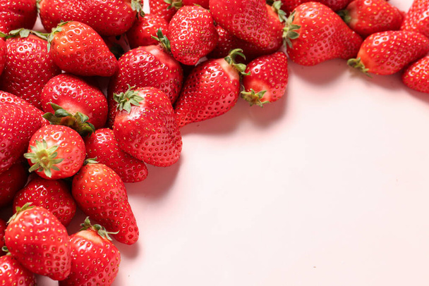 fresas frescas sobre fondo blanco - Foto, Imagen