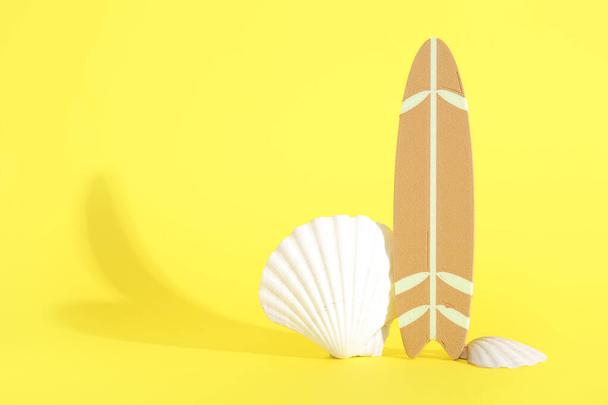 Mini surfovací prkno s mušlemi na žlutém pozadí - Fotografie, Obrázek