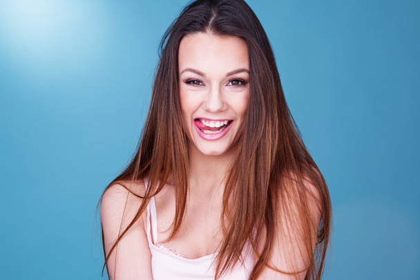 Gyönyörű nevető játékos fiatal nő - Fotó, kép