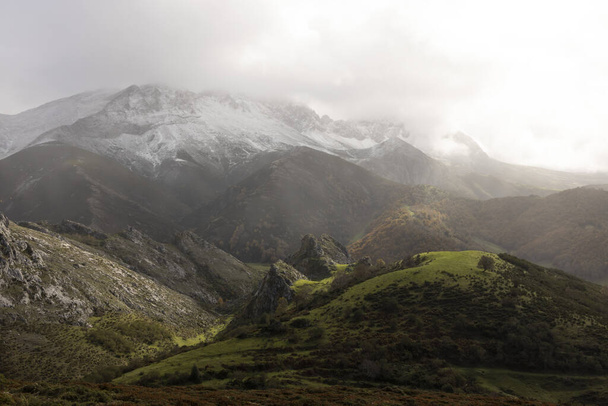 Paysage panoramique du parc naturel dans le nord de l'Espagne Chaîne de montagnes cantabrique avec pics et forêt d'automne par une journée nuageuse et nuageuse au coucher du soleil - Photo, image