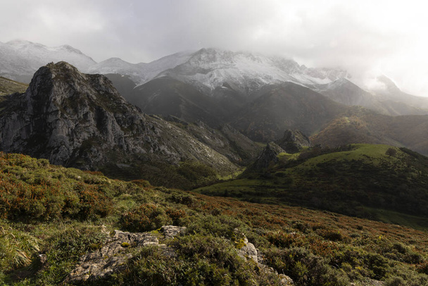 Paysage panoramique du parc naturel dans le nord de l'Espagne Chaîne de montagnes cantabrique avec pics et forêt d'automne par une journée nuageuse et nuageuse au coucher du soleil - Photo, image