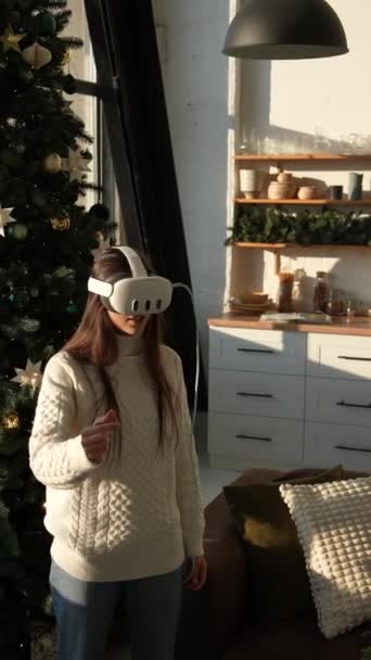 In sonnigem Ambiente taucht ein aufgewecktes Mädchen in die virtuelle Realität ein. Hochwertiges 4k Filmmaterial - Filmmaterial, Video