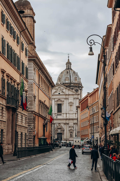Рим, Италия - 27.12.2023: Улицы в центре Рима в пасмурный декабрьский день - Фото, изображение