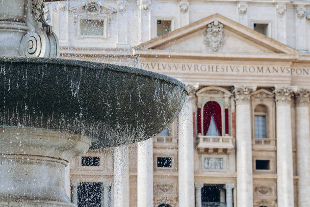 La Basílica Papal de San Pedro en el Vaticano, o simplemente la Basílica de San Pedro, una iglesia italiana renacentista y barroca ubicada en la Ciudad del Vaticano - Foto, Imagen
