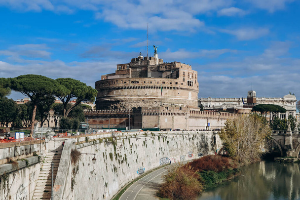 Roma, Italia - 27.12.2023: Puente de San Ángel y Castel Sant 'Angelo en Roma - Foto, Imagen