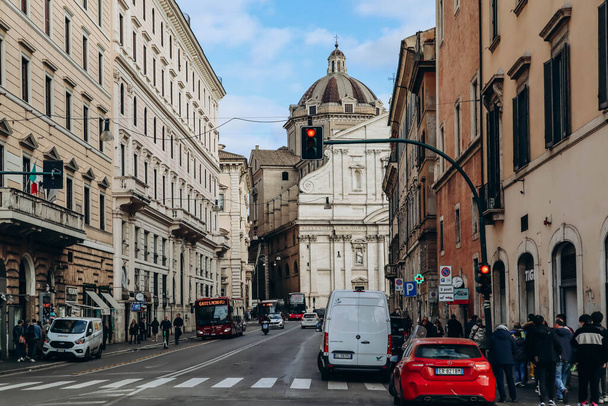 ローマ, イタリア - 27.12.2023: 曇った12月の日にローマの中心部にある通り - 写真・画像
