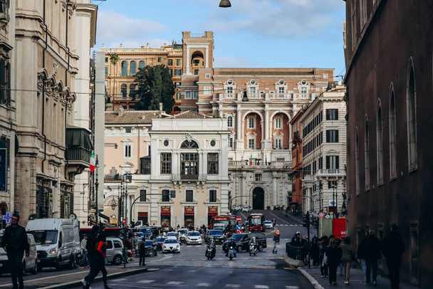 Рим, Италия - 27.12.2023: Улицы в центре Рима в пасмурный декабрьский день - Фото, изображение