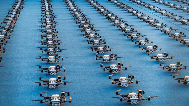 doha, qatar- diciembre 12,2023: múltiples drones alineados para un espectáculo de drones - Foto, Imagen