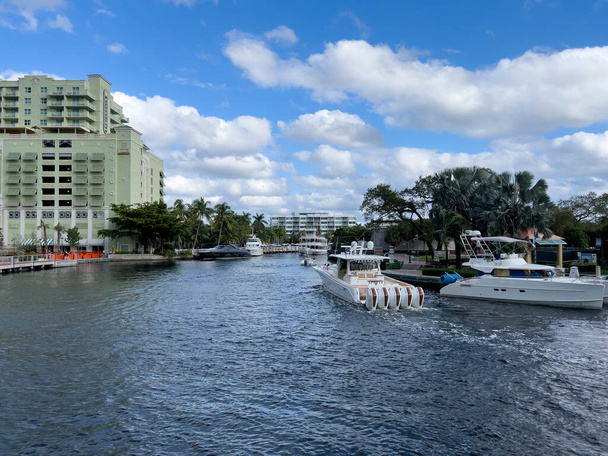 Fort Lauderdale, Florida USA - 11. November 2022: Blick von einer Bootstour auf große Luxusyachten und -häuser in Fort Lauderdale, Florida USA. - Foto, Bild