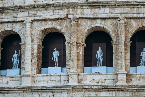 Colosseum, elliptinen amfiteatteri Rooman keskustassa, Italiassa - Valokuva, kuva