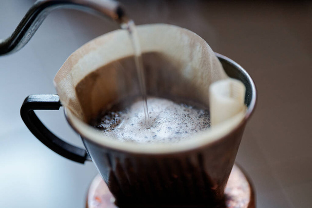 Wlać gorącą wodę do ziaren kawy - Zdjęcie, obraz