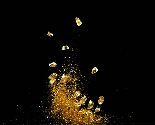 Gold Ingot Kiinan Money Bar Token lentää pölyä hiukkasen ilmassa. Kiinalainen uusi vuosi Yuanbao kultaharkot kelluva kultainen raha hiekka hiukkanen. Kieli on vaurautta. Musta tausta eristetty - Valokuva, kuva