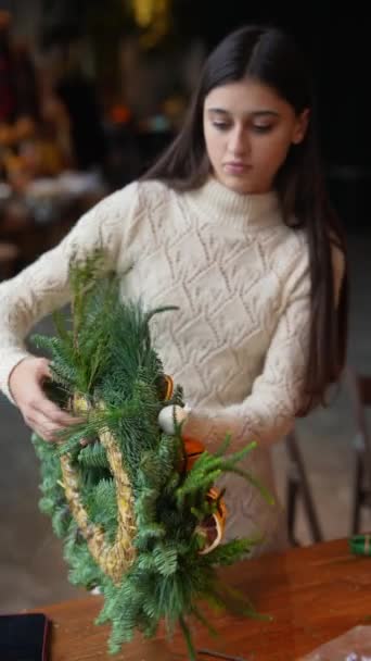 Betekintést nyújt az újévi dísz kézműves által biztosított tulajdonos a dekoráció üzlet. Kiváló minőségű 4k felvételek - Felvétel, videó