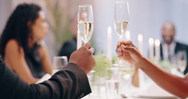 Mãos, copos e champanhe para brinde na festa, celebração ou reunião social com bebida alcoólica. Pessoas com bebida alcoólica para saudações, orgulho e louvor, festivo e vinho para celebrar. - Filmagem, Vídeo