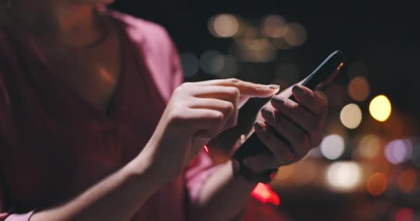 Γυναίκα, τα χέρια και το τηλέφωνο στην πόλη τη νύχτα για να ενημερώσετε τα μέσα κοινωνικής δικτύωσης, να κατεβάσετε ψηφιακή εφαρμογή και μετακινηθείτε κινητό ειδοποίηση. Κοντινό πλάνο, εξωτερική και πληκτρολογώντας στο smartphone, αναζήτηση σε απευθείας σύνδεση ειδήσεις και συνομιλία για να επικοινωνήσετε. - Πλάνα, βίντεο