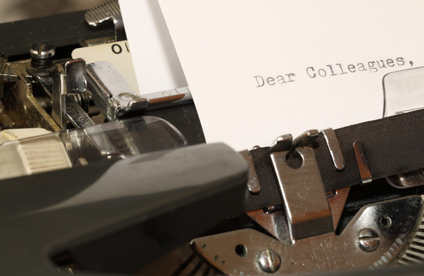 Text liebe Kollegen auf alter Schreibmaschine getippt - Foto, Bild