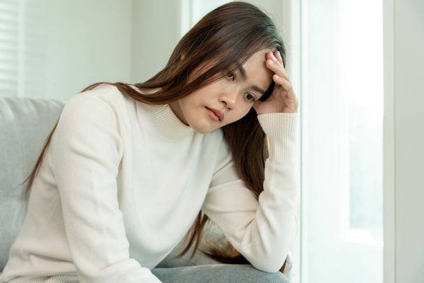  Depresszió és mentális betegség. Ázsiai nő csalódott, szomorú, miután rossz híreket kapott. Stresszes lány összekeverjük a boldogtalan problémák, vitatkozik a barátjával, sírni és aggódni a váratlan terhesség. - Fotó, kép