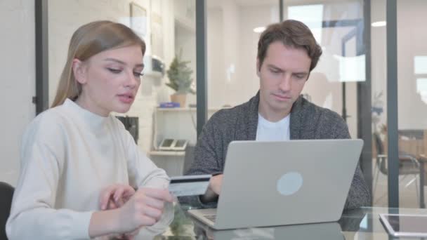 Teamkollegen verärgert über Fehlschlag beim Online-Shopping am Laptop - Filmmaterial, Video