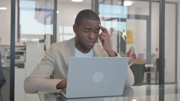 Afrikai üzletember, akinek fejfájás a munkahelyen - Felvétel, videó