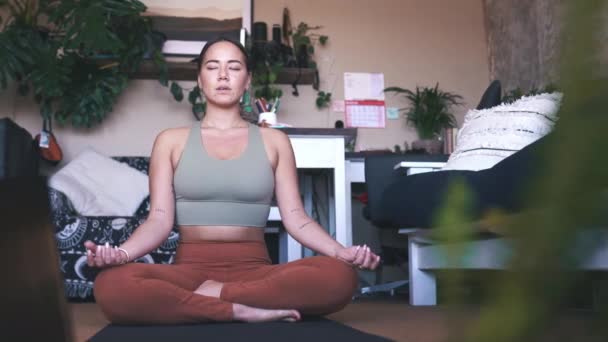 Meditaatio, tietoisuus ja aasialainen nainen hengitys, lootus aiheuttaa zen kotona jooga, hyvinvointi ja henkinen hyvinvointi. Terveys, rauhallinen ja meditoida olohuoneessa, rauhaa ja tasapainoa aura. - Materiaali, video