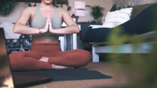 Meditación, mindfulness y mujer con manos de oración para zen en casa con yoga, bienestar con laptop y sanación. Salud, calma y meditación en la sala de estar, clase de ejercicios en línea para la paz y pilates. - Metraje, vídeo