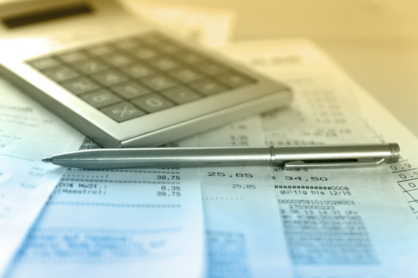 rekenmachine en de boekhoudkundige financieel verslag blauw toned.financial. - Foto, afbeelding
