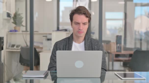 Hombre de mediana edad escribiendo en el ordenador portátil para el trabajo - Metraje, vídeo