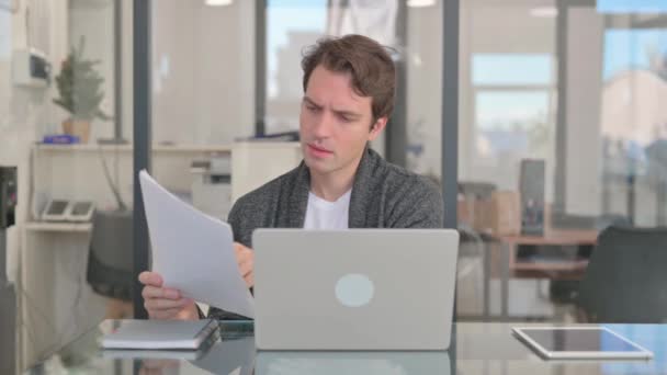 Middelbare leeftijd Man doet multitasking op het werk - Video