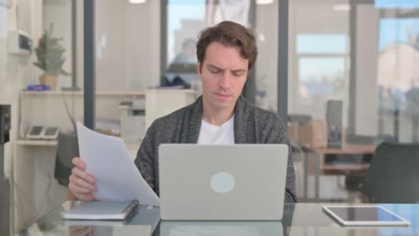 Middeleeuwse man voelt zich van streek terwijl hij multitasking op het werk doet - Video