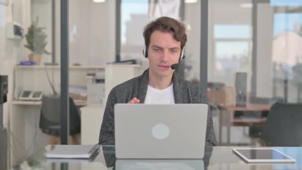 Call Center Mann mit Headset spricht online mit Kunden - Filmmaterial, Video